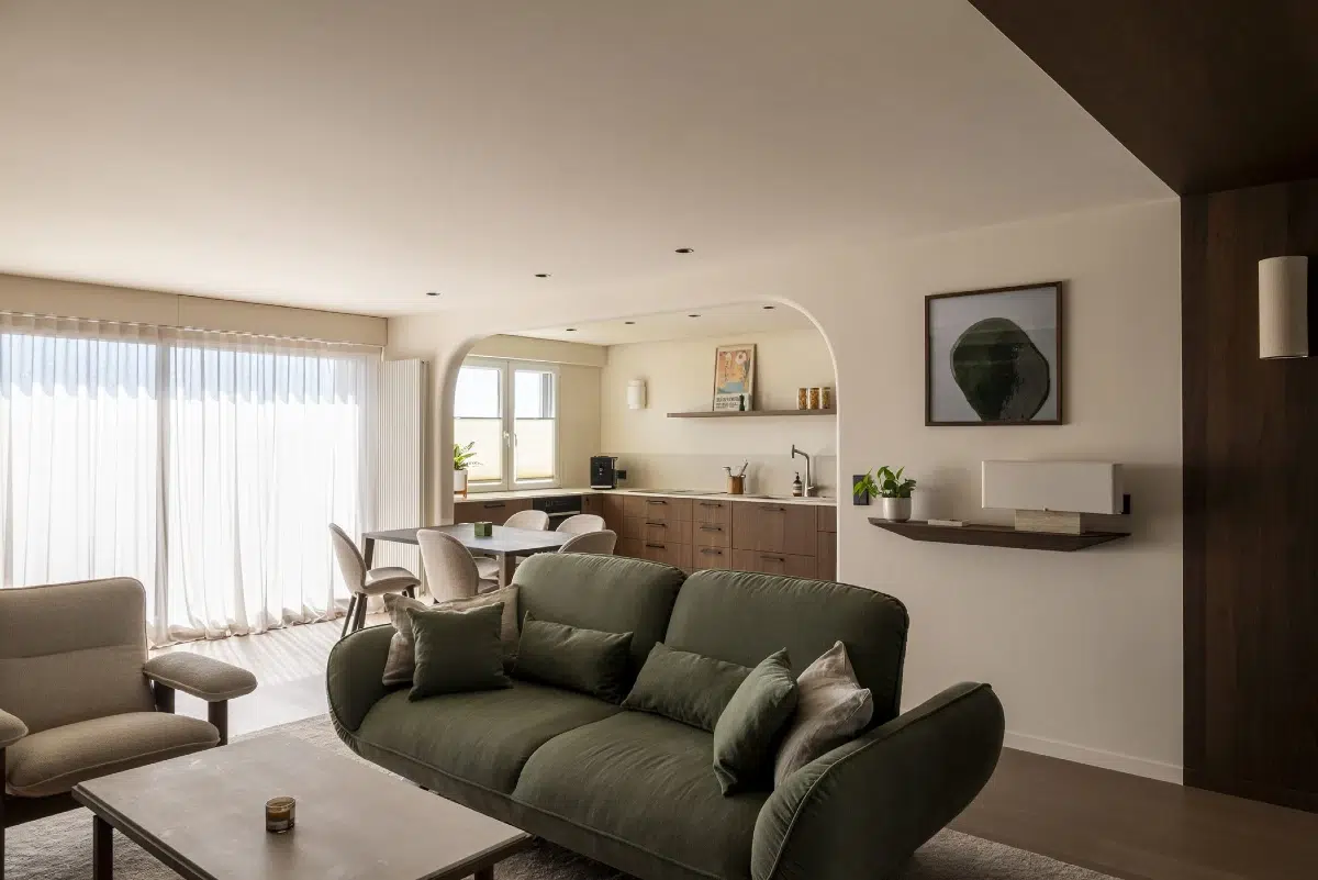 Appartement parisien rénové clé en main par Ameo Concept, salon haut de gamme avec mobilier sur-mesure