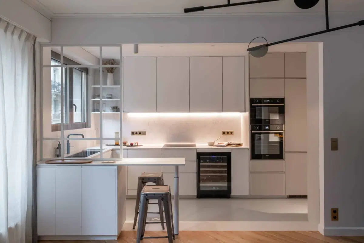 Parquet chêne massif en point de Hongrie dans un salon d'appartement haussmannien de 139 m² à Paris, rénovation Ameo Concept