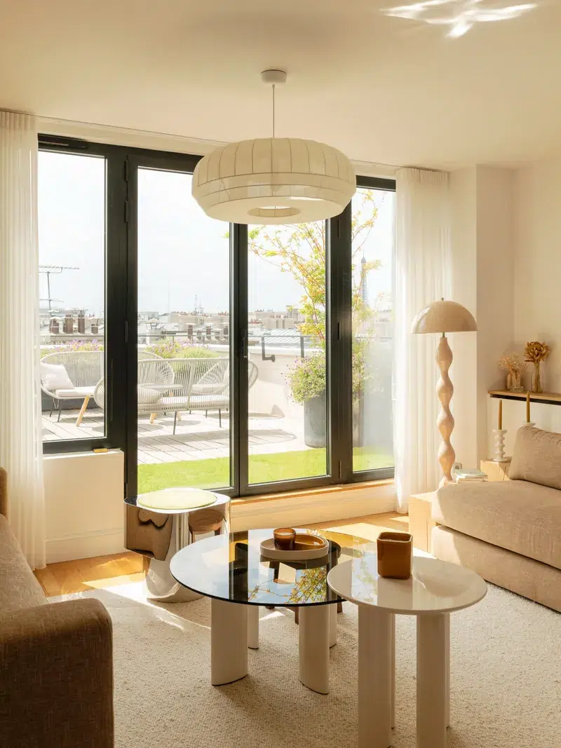 Séjour lumineux d'un duplex avec vue sur Paris dans le 8e arrondissement, projet Courcelles