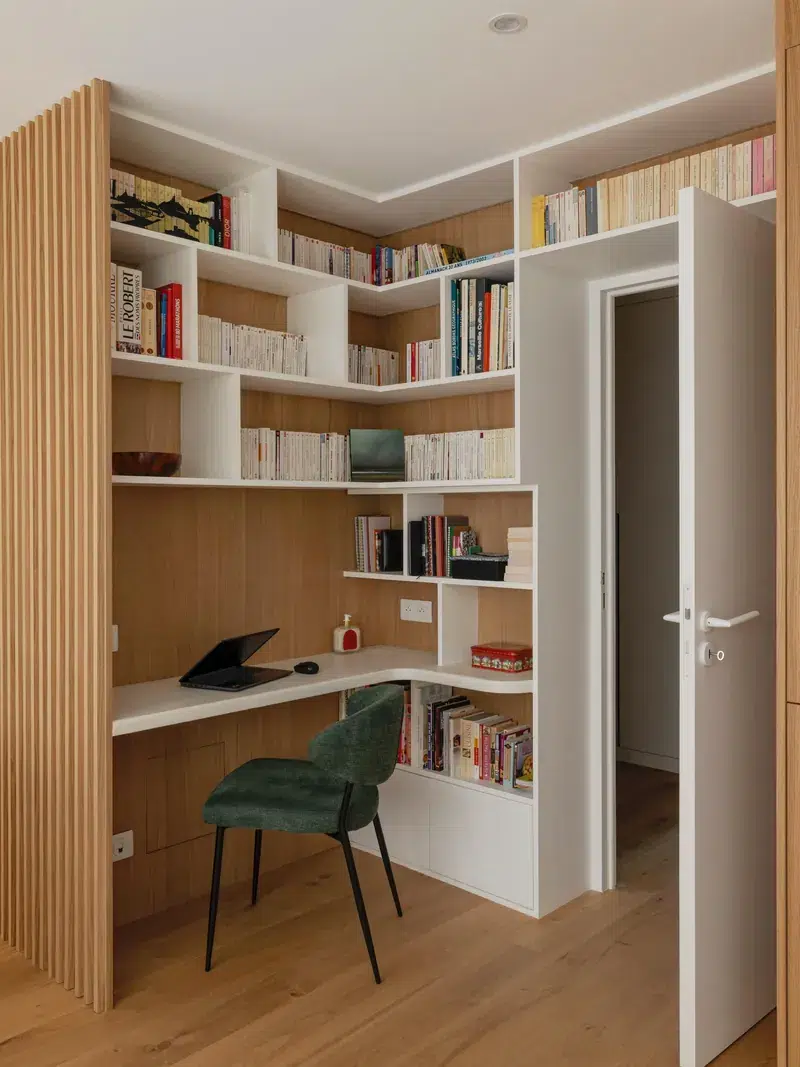 Coin bureau et bibliothèque sur mesure en bois clair, projet Reuilly à Paris