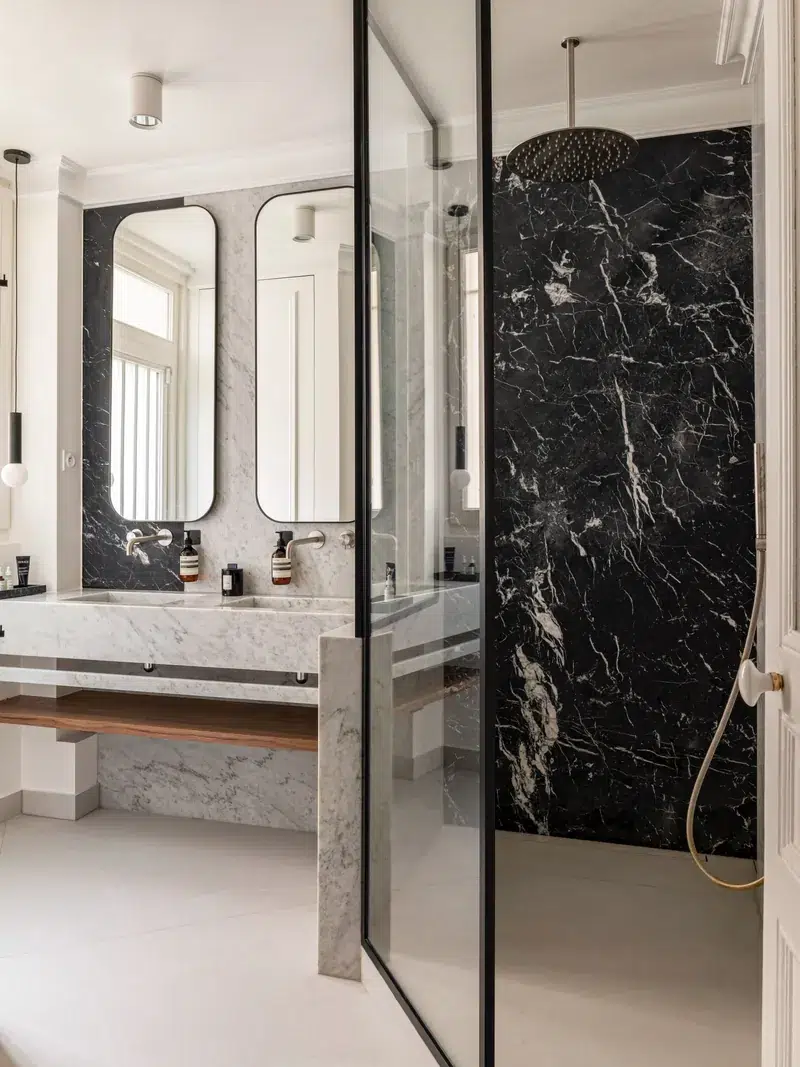 Salle de bains en marbre noir avec double vasque, projet Séverine par Ameo Concept